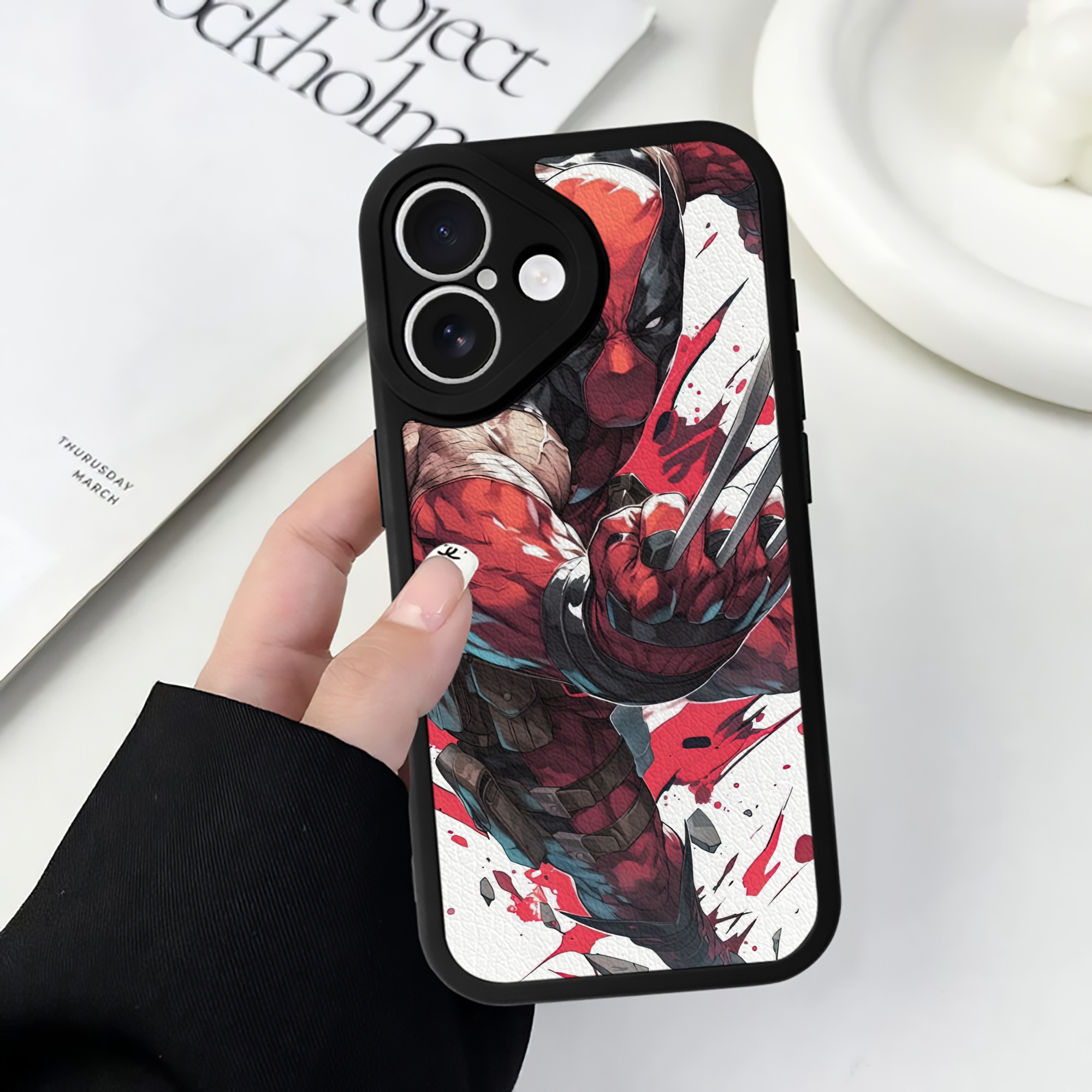 （画像用） Deadpool デッドプール 【iPhone 16シリーズ対応】シリコンスマホケース（レザー調） 材質：シリコン